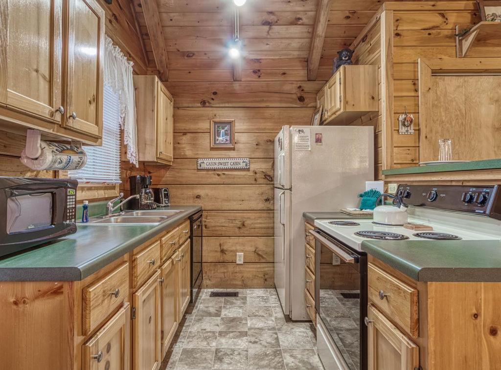 Mountain Eden, Hot Tub, Resort Pool, Wifi, 1089 Free Tickets Each Paid Day, Dollywood And More Гатлинбург Экстерьер фото