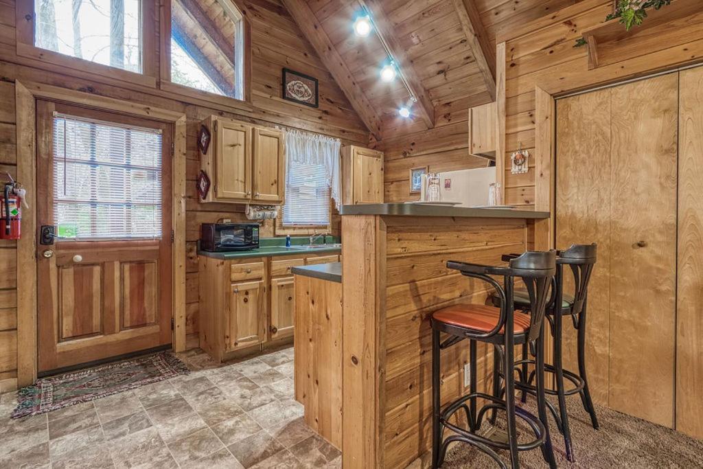Mountain Eden, Hot Tub, Resort Pool, Wifi, 1089 Free Tickets Each Paid Day, Dollywood And More Гатлинбург Экстерьер фото
