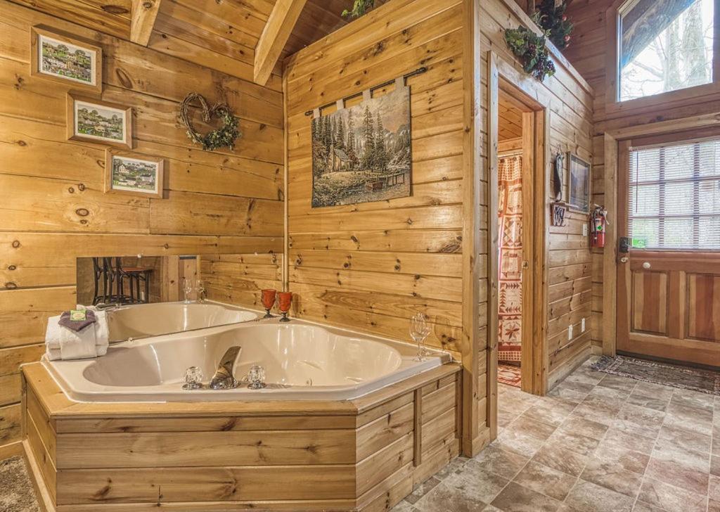 Mountain Eden, Hot Tub, Resort Pool, Wifi, 1089 Free Tickets Each Paid Day, Dollywood And More Гатлинбург Экстерьер фото